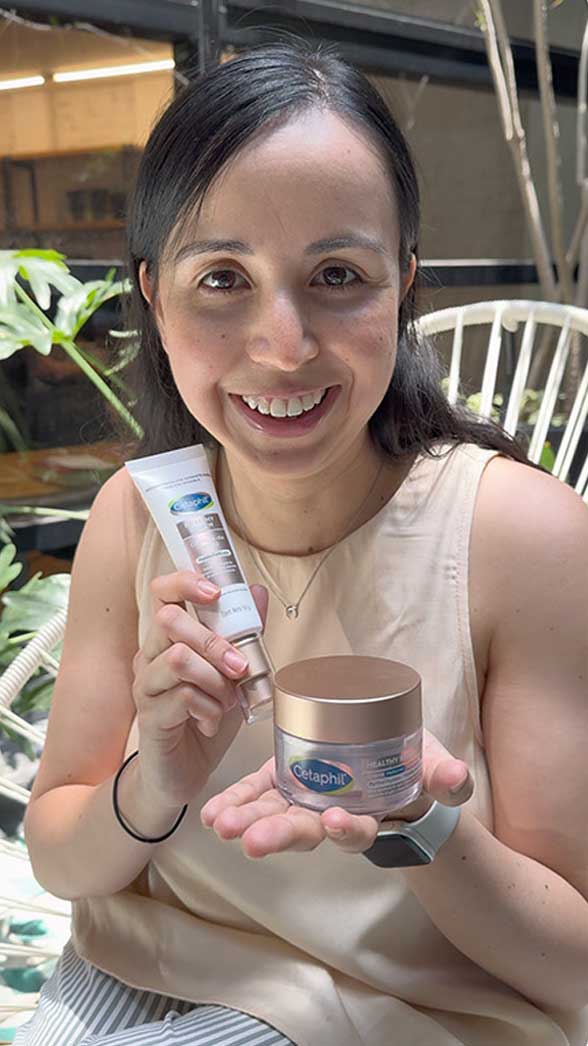 Ana mostrando productos de belleza