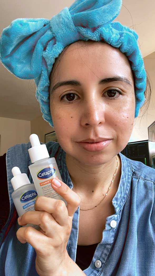 Ana con productos de skincare
